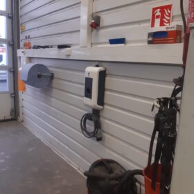 Sähköauton sisälatausasema VVS-Sähkö Oy